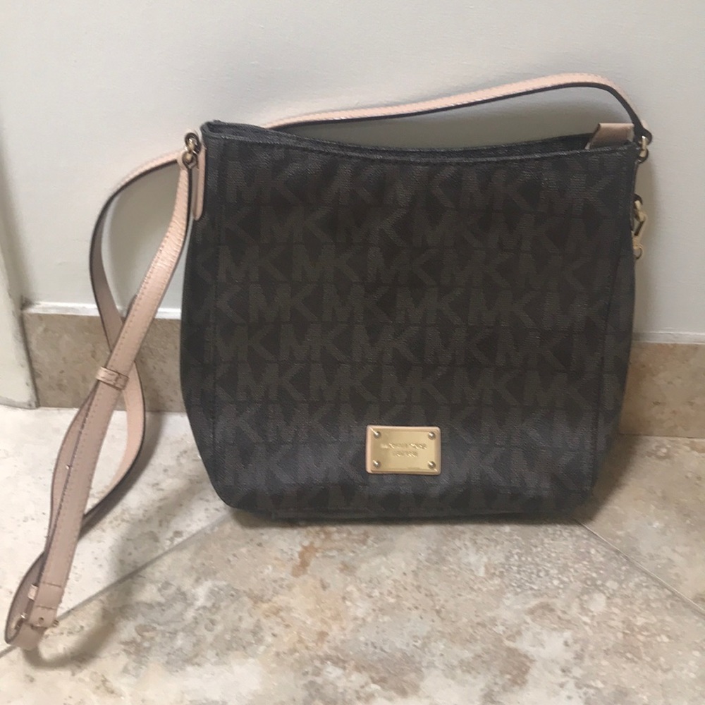 *NEVER WORN* Michael Kors Logo Crossbody